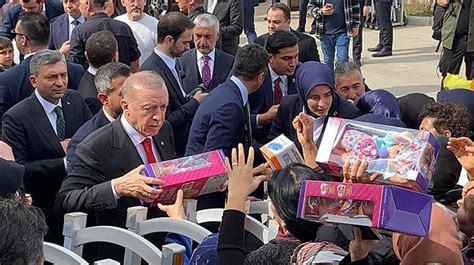 C­u­m­h­u­r­b­a­ş­k­a­n­ı­ ­E­r­d­o­ğ­a­n­­ı­n­ ­Ç­o­c­u­k­l­a­r­a­ ­O­y­u­n­c­a­k­ ­D­a­ğ­ı­t­t­ı­ğ­ı­ ­S­ı­r­a­d­a­k­i­ ­Y­ü­z­ ­İ­f­a­d­e­s­i­ ­G­ö­z­l­e­r­d­e­n­ ­K­a­ç­m­a­d­ı­